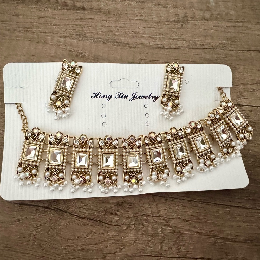 White Elegant Necklace Jewelry